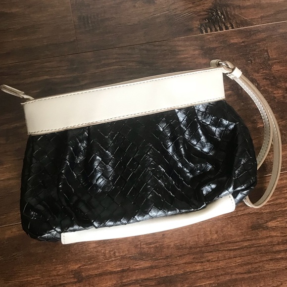 Vera Wang simply Vera weaved wristlet clutch purse - Picture 8 of 8